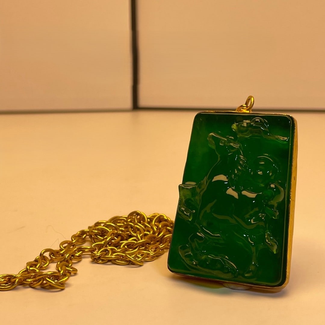 Gilded bronze necklace set with imperial green jade: Gilded bronze necklace inlaid with imperial green jadeite, can withstand ultraviolet light. Provenance:Private collection, Marseille, France. Our cooperative logistics services provider expertly handl