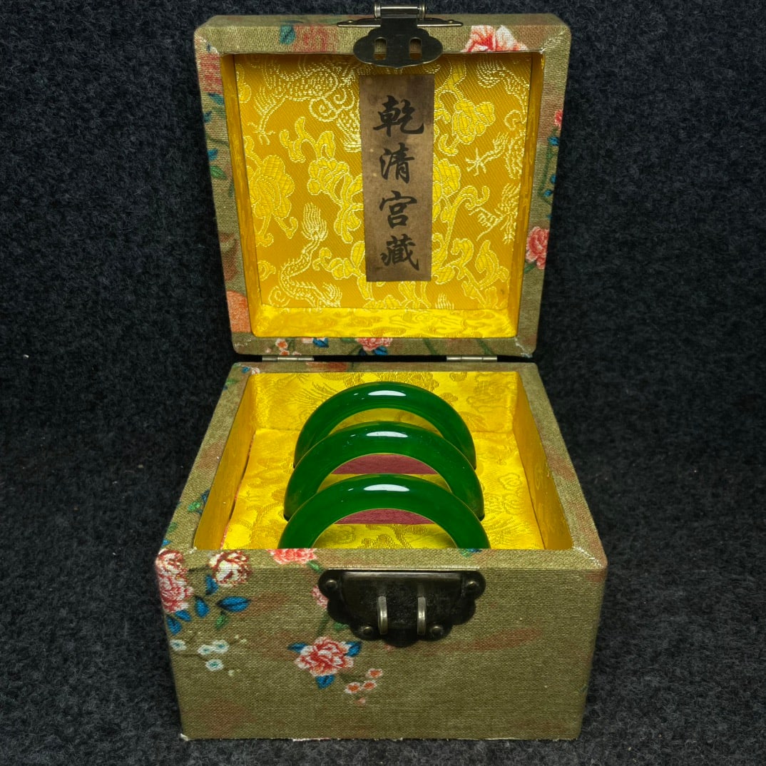 The imperial gift box contains a precious jade bracelet. (1 of 9)