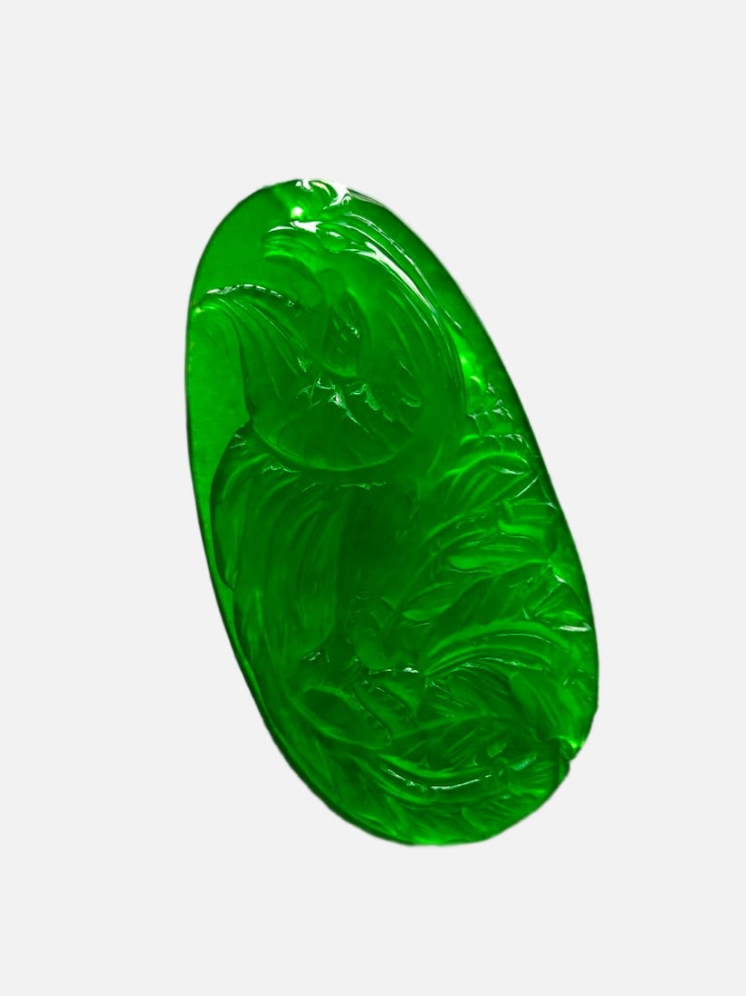 Dragon Stone Type High-Ice High-Fluorescence Perfect Jadeite Pendant: This is a high-quality, highly icy, and highly fluorescent jadeite pendant. Made from superior materials, it is icy, translucent, and full of vibrant green. Exquisitely carved, it boasts beautiful col