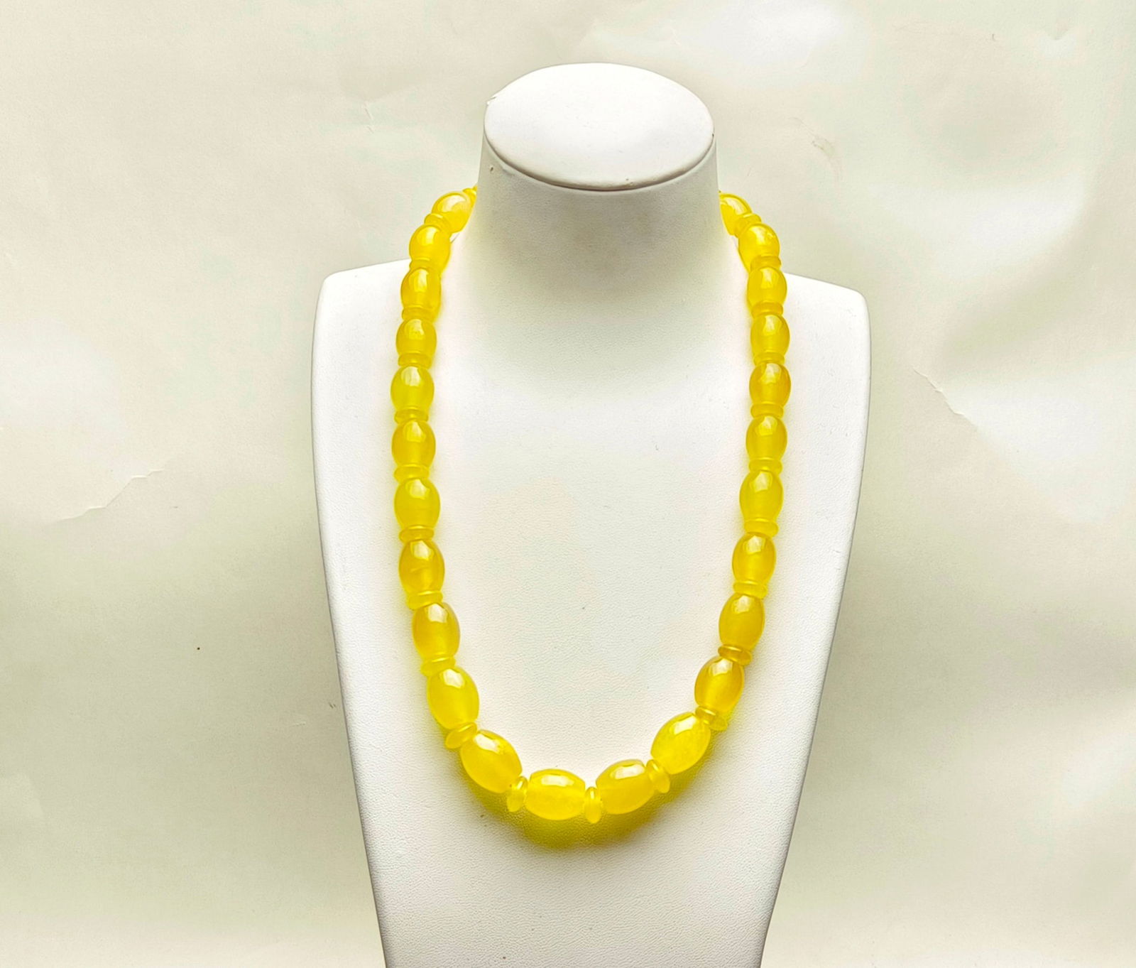 Top-grade dragon stone yellow jadeite barrel bead necklace: Top-grade dragon stone yellow jadeite barrel bead necklace, excellent clarity, absolutely perfect. Provenance:Private collection from a professor in Lomonosov Moscow State University. Our cooperative