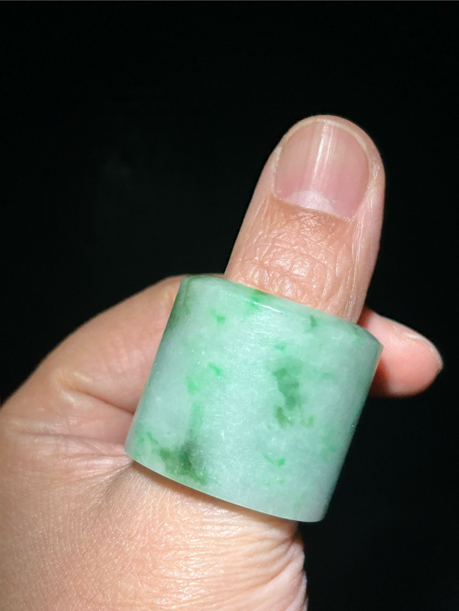Formerly owned, a jadeite thumb ring with ice flower pattern.: Formerly owned, a jadeite thumb ring with ice flower pattern. Provenance:Private collection from a professor in Lomonosov Moscow State University. Our cooperative logistics services provider expertly