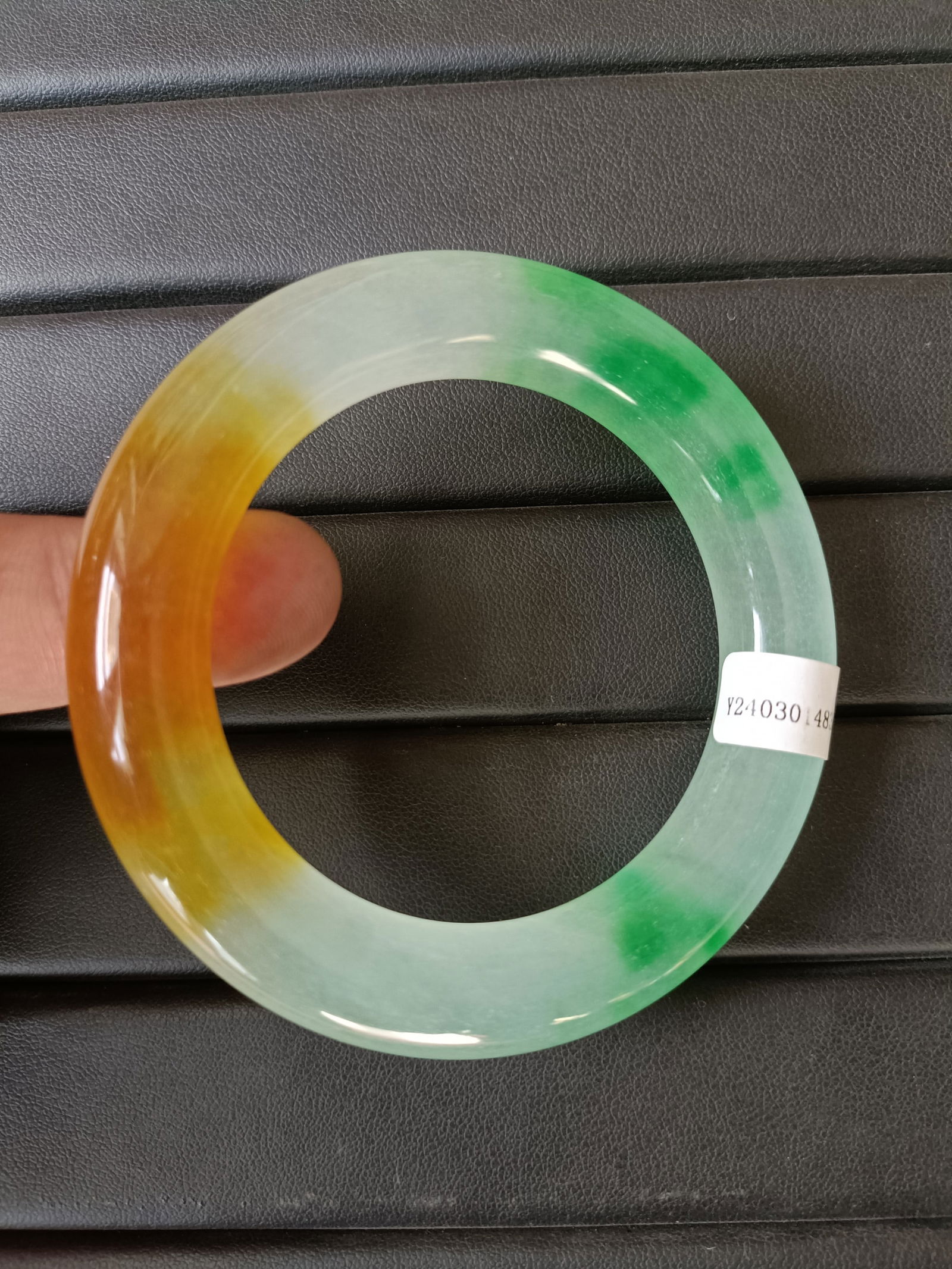 High-quality icy jadeite bangle: High-quality icy jadeite bracelets are translucent, lustrous, and beautifully colored; they exude an air of elegance when worn. Provenance:from a private collector in Bucharest, Romania. Our cooperati