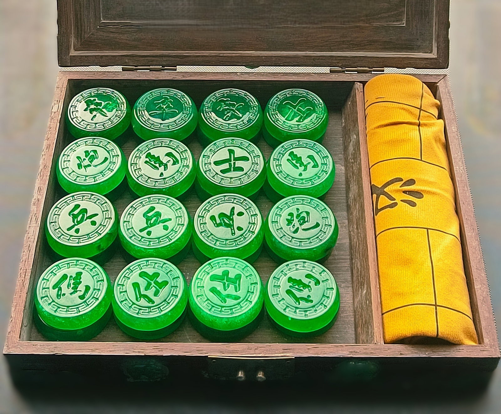 A set of imperial green jade chess pieces inlaid with purple sandalwood and jade.: A set of imperial green jade chess pieces inlaid with purple sandalwood and jade. Provenance:from a private collector in Ankara, Turkey. Our cooperative logistics services provider expertly handles bo