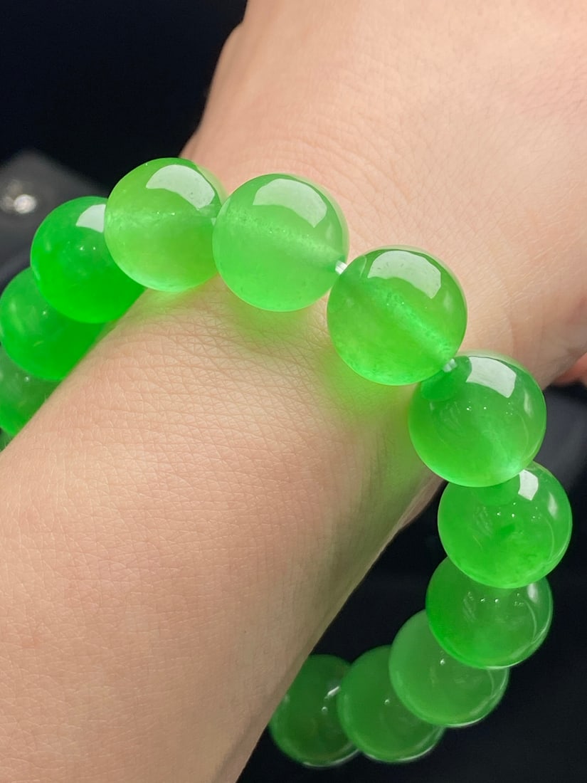 Jadeite bracelet with full green icy texture: The jadeite bracelet is made of icy green jadeite, with a translucent and lustrous appearance, and each bead is round and full. Provenance:Private collection, Kiev, Ukraine. Our cooperative logistics