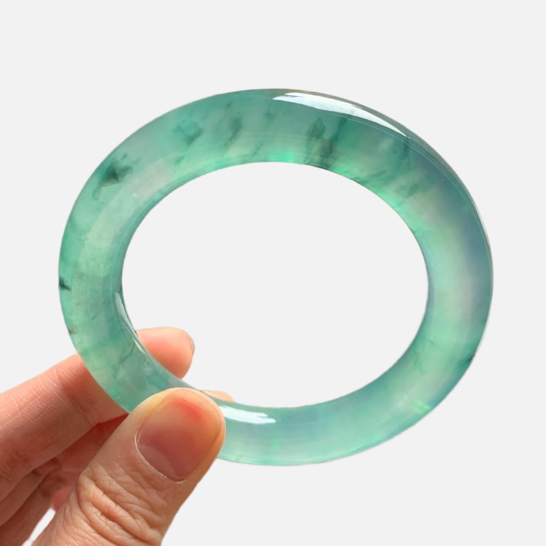 Burmese jadeite high-ice type with floating blue flowers, round bangle: [Product Name] Burmese Jadeite High Icy Type with Blue Floating Flowers Round Bangle [Remarks] Burmese jadeite, icy type, fine texture, old jade, very beautiful on the wrist, makes a presentable gift