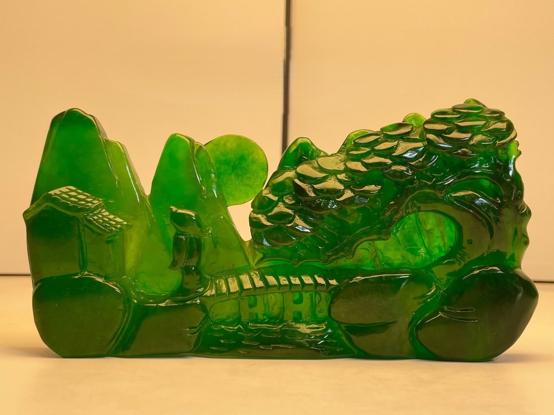 High-quality imperial green jadeite ornament (1 of 7)
