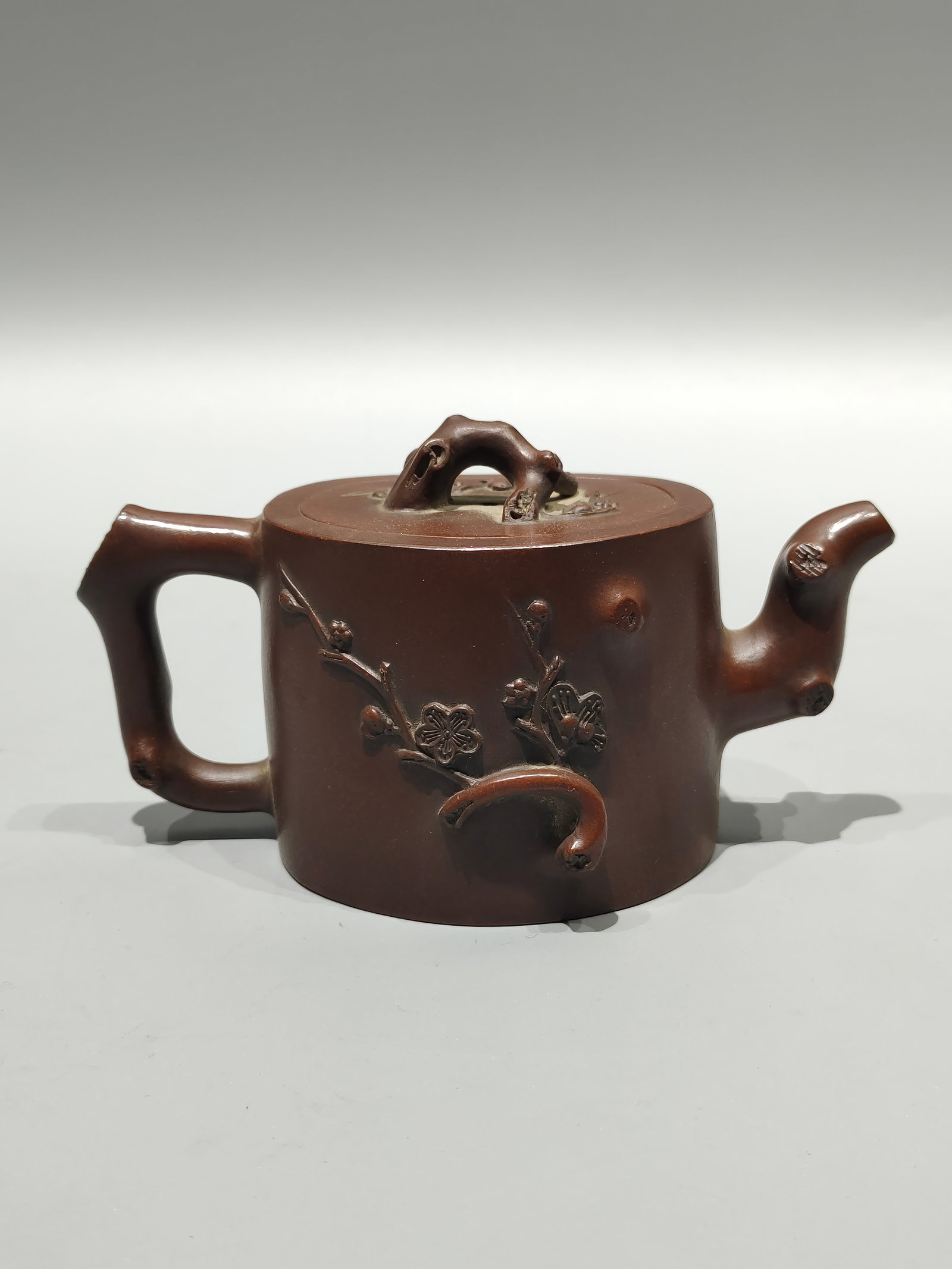 A rare, small-sized Yixing purple clay teapot made by He Daohong (Yixing, China). The base and lid (1 of 7)