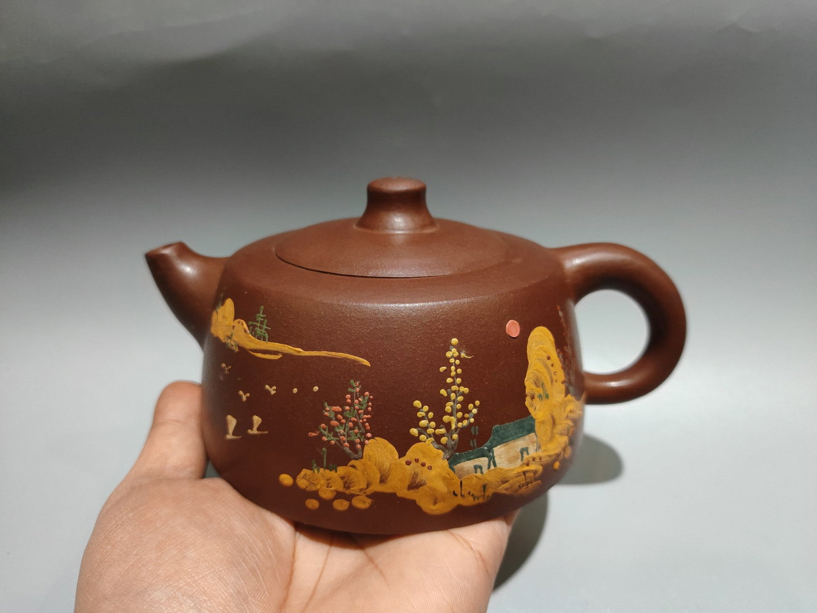 Product Name: Clay-Painted Well Curb Teapot: Product Name: Clay-Painted Well Curb Teapot; Bottom Mark: Gu Jingzhou; Size: 18 x 9 cm; Capacity: 450cc; Clay: Original Old Purple Clay Provenance:From a private collection in Sussex, United Kingdom.