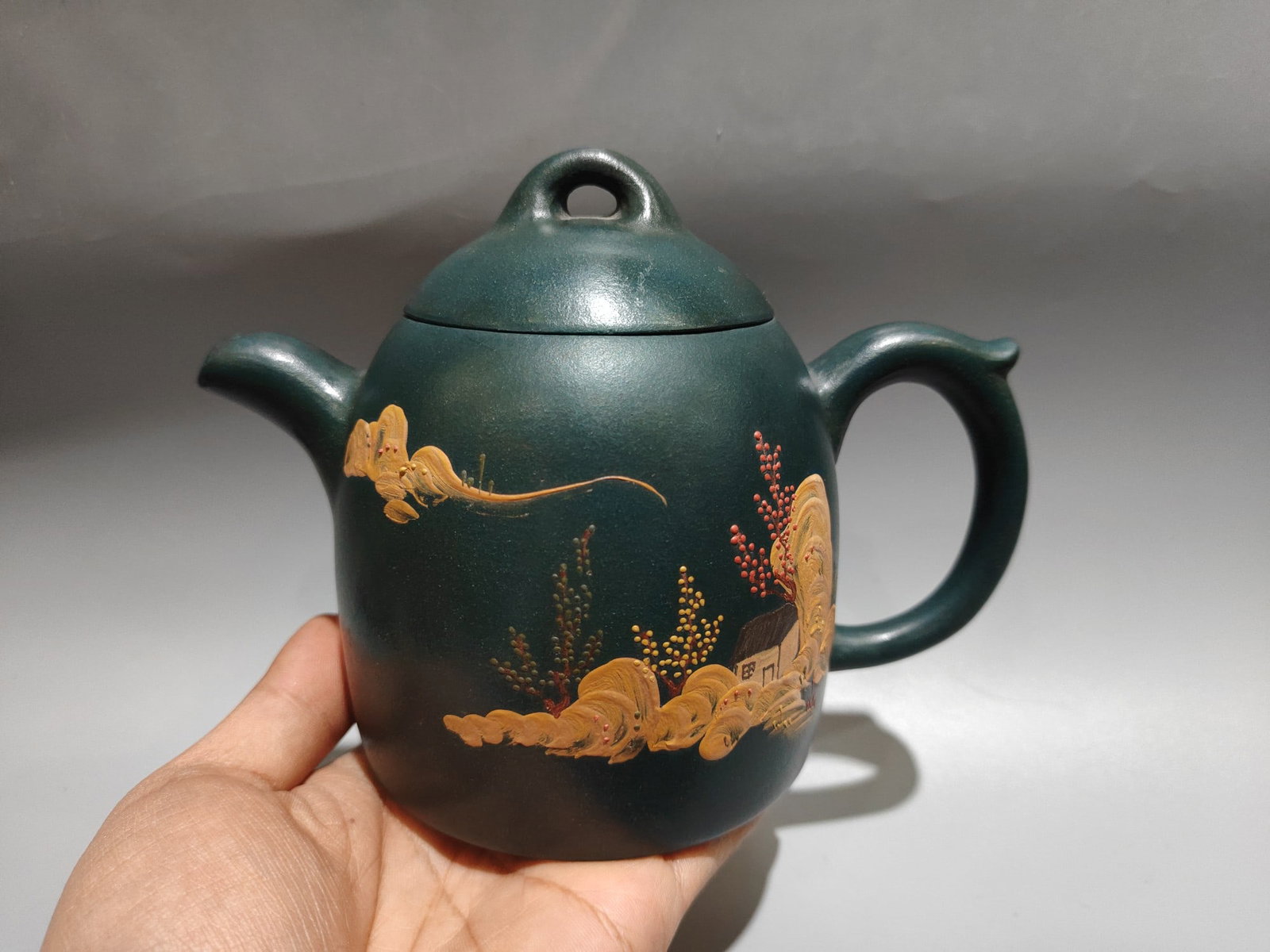 Product Name: Clay-Painted Qin Weight Pot: Product Name: Qin Dynasty Weight-and-Weight Teapot with Clay Painting; Bottom Mark: Gu Jingzhou; Size: 18 x 13 cm; Capacity: 420 cc; Clay: Republic of China Green Clay Provenance:From an old private e