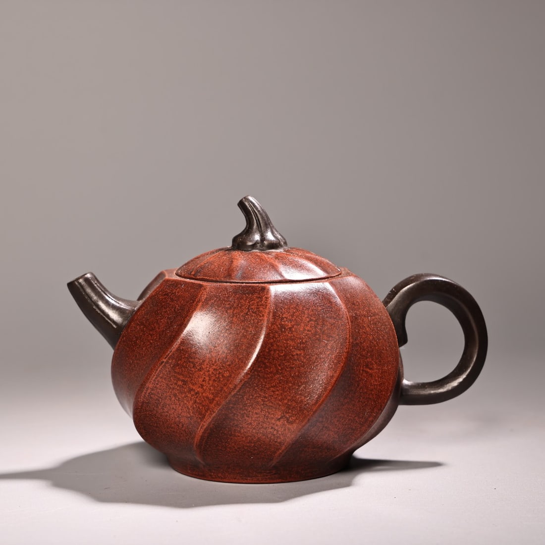 Rare and antique collection: A pure, handmade, original ore red clay Zisha teapot.: A rare, handcrafted teapot made of pure red clay from original ore, from a long-time collector. Exquisitely crafted with a beautiful shape and design. Weighs 300 grams, 9.5 cm high, and 15 cm wide. Pr