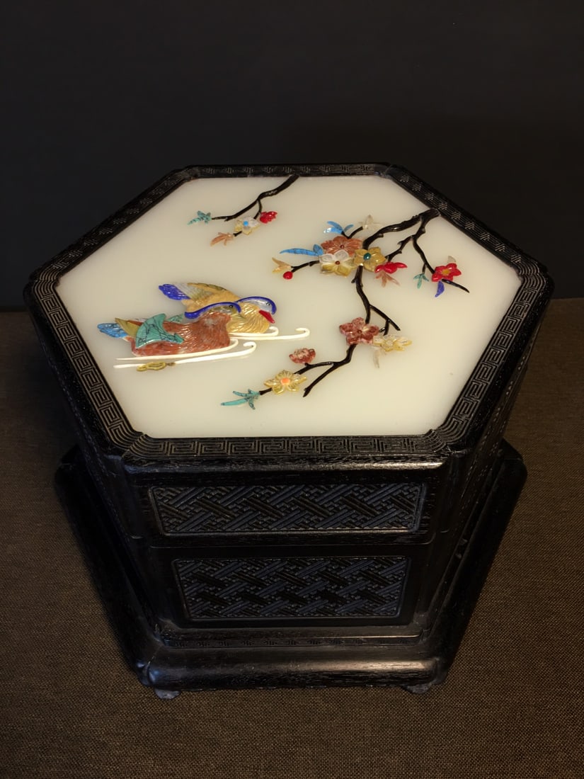 Rosewood Inlaid Box: A rosewood box inlaid with precious stones, 18 cm high, 31 cm in diameter, and weighing 3080 grams. Provenance:Private collection from a professor in Heidelberg University. Our cooperative logistics s