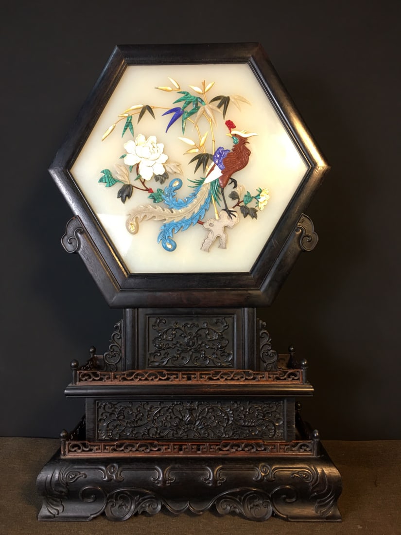 Outer frame inlaid with sandalwood, jade, and various precious stones.: A screen inlaid with sandalwood, jade, and various precious stones, measuring 35 cm in length, 16 cm in width, and 58 cm in height, weighing 5.5 kg. Provenance:Private collection from a professor in H