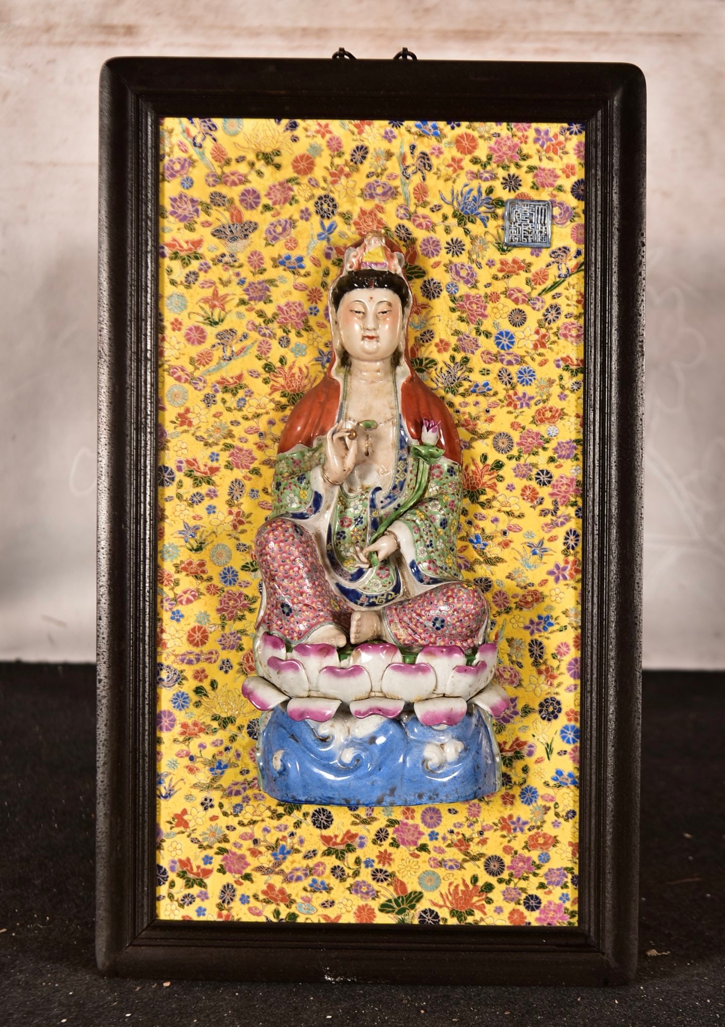 Made by Emperor Qianlong! A rosewood hanging screen with a yellow background and gilded porcelain: Imperial order of Emperor Qianlong! A rosewood hanging screen with a yellow background and gilt-gilt porcelain Guanyin relief carving. Dimensions: 90cm high, 53cm wide. Provenance:Private collection f