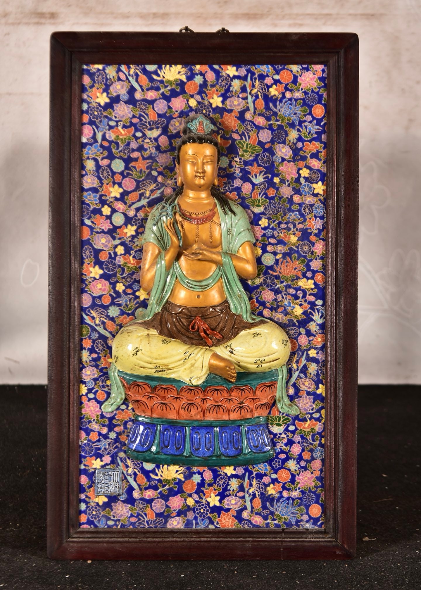 Made by Emperor Qianlong! A rosewood hanging screen with a blue background and gilt porcelain: Imperial order of Emperor Qianlong! A rosewood hanging screen with a blue background and gilt porcelain Guanyin relief carving! Dimensions: 90cm high, 53cm wide. Provenance:Private collection from a p