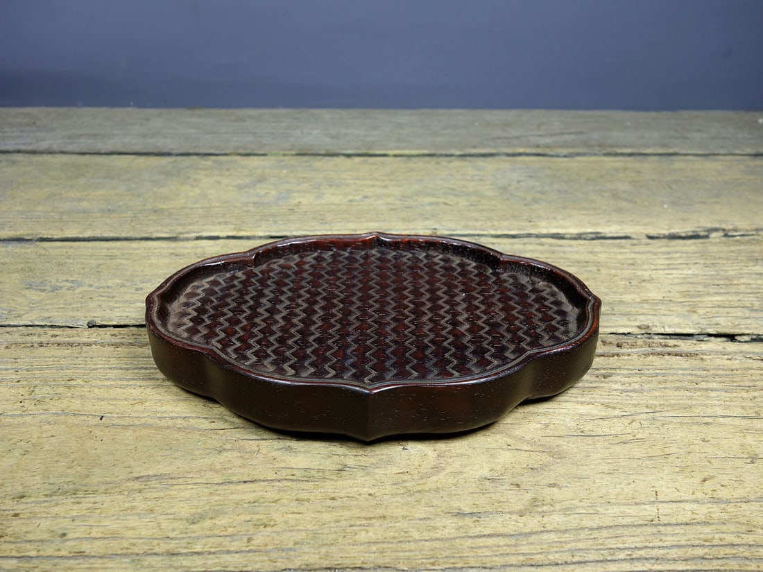 Old Collection Rosewood Carved Tea Tray: Old-collection rosewood carved tea tray. Dimensions: Length 20cm, Width 13cm, Height 3cm. Weight: 300g. Provenance:Private collection, Geneva, Switzerland. Our cooperative logistics services provider