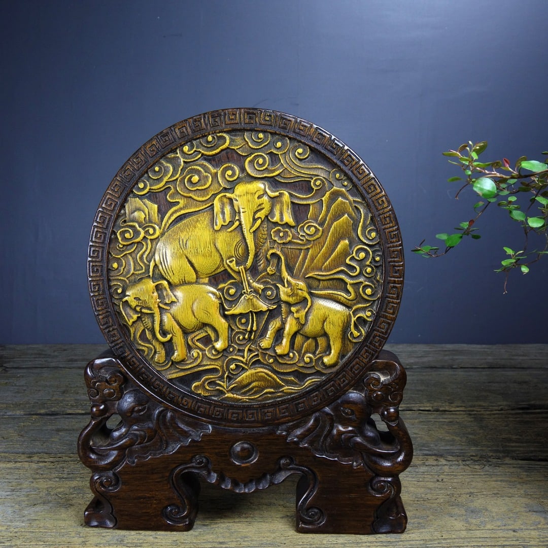 Auspicious and propitious sandalwood screen ornament inlaid with bamboo.: An old sandalwood screen inlaid with bamboo, a symbol of good fortune and auspiciousness. Dimensions: Length 19cm, Width 3cm, Height 23cm. Weight: 780g. Provenance:Private collection, Geneva, Switzerl