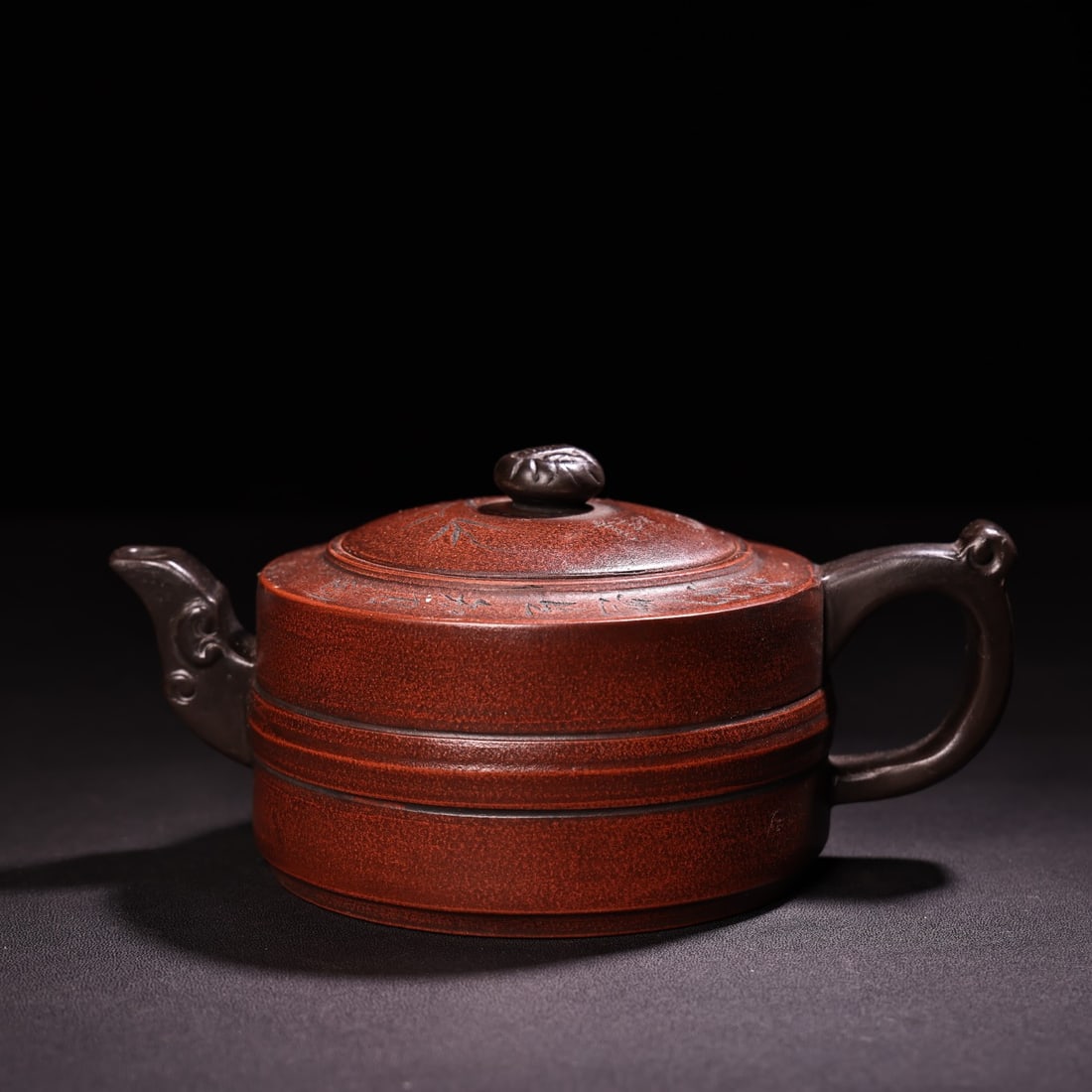 Rare and antique collection: A pure, handmade, original ore red clay Zisha teapot.: A rare, handcrafted teapot made of pure red clay from original ore, from a long-time collector. Exquisitely crafted with a beautiful shape and design. Weighs 430 grams, is 8.5 cm high, and 17 cm wide.