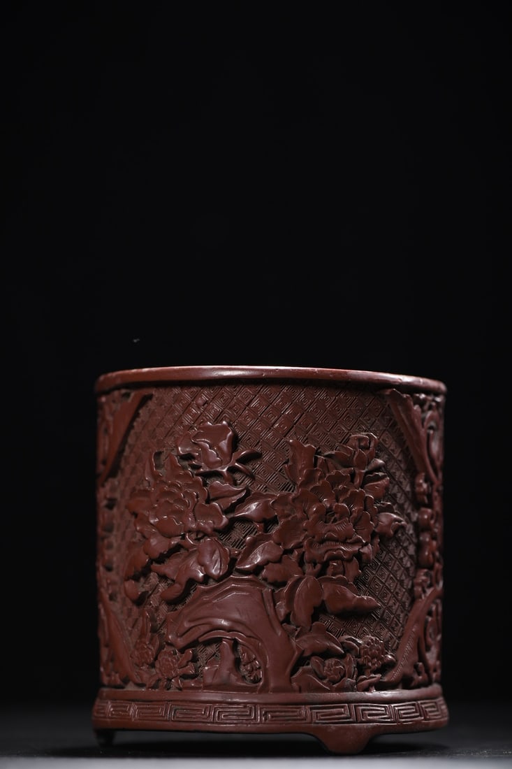 Carved red lacquerware brush holder with floral pattern: Carved red lacquerware brush holder with floral pattern, 13cm high, 12cm in diameter, weighing 443g. Provenance:Private collection of a retired doctor, Sydney, Australia. Our cooperative logistics ser