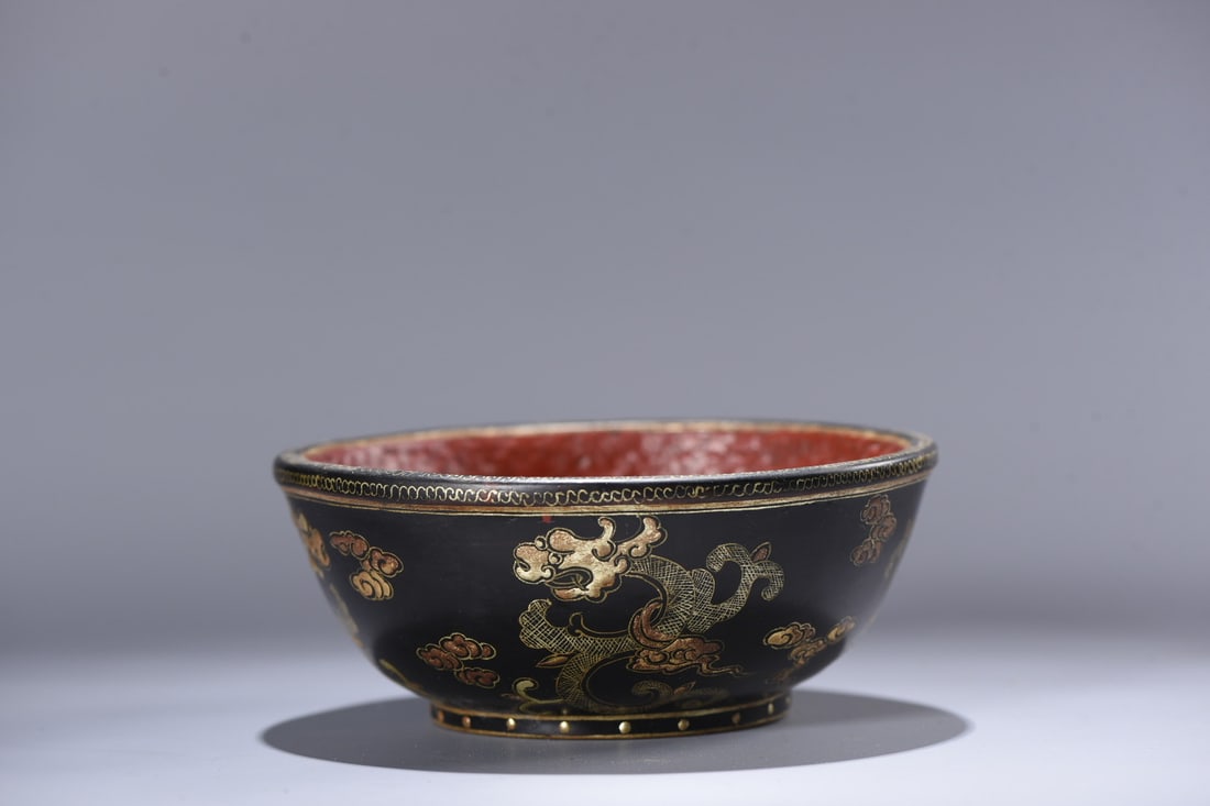 Old bamboo-woven lacquerware bowl with gold-painted dragon design: Antique bamboo lacquerware bowl with painted gold dragon design, 5cm high, 13cm in diameter, weighing 120g. Provenance:Private collection of a retired doctor, Sydney, Australia. Our cooperative logist