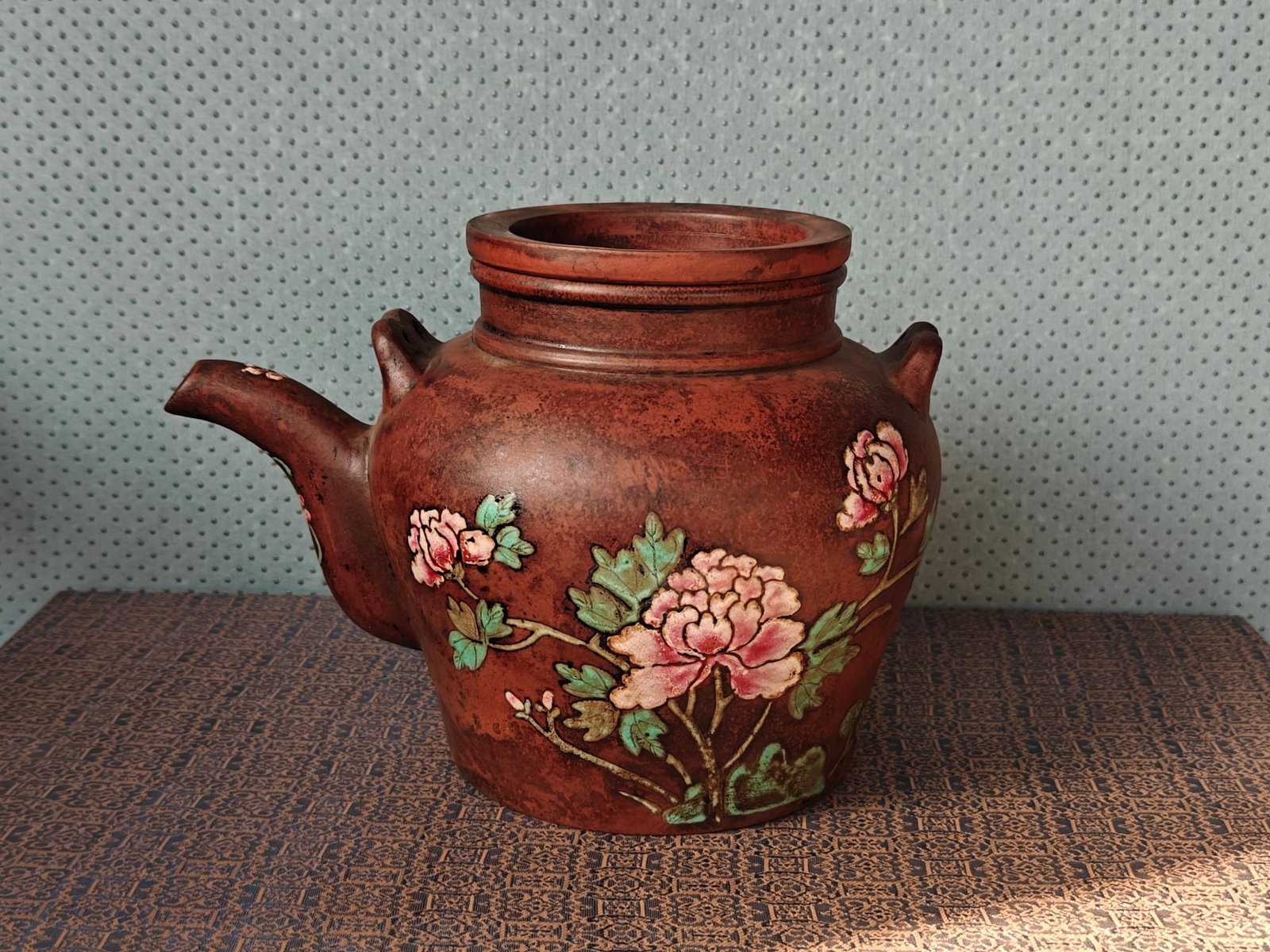 Hand-painted exquisite purple clay teapot: Hand-painted exquisite Zisha teapot, size: 20 x 15 cm Provenance:Private collection, Lisbon, Portugal. Our cooperative logistics services provider expertly handles both domestic and global shipping ar