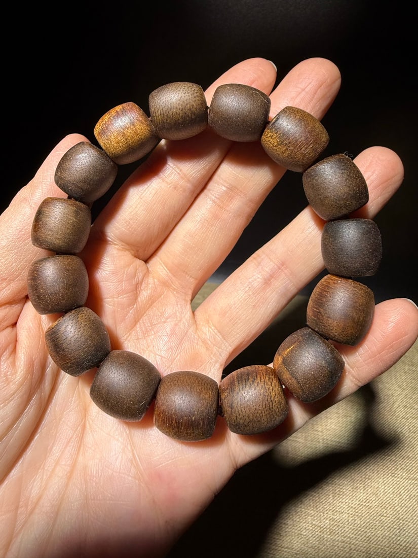 Agarwood bracelet (1 of 8)