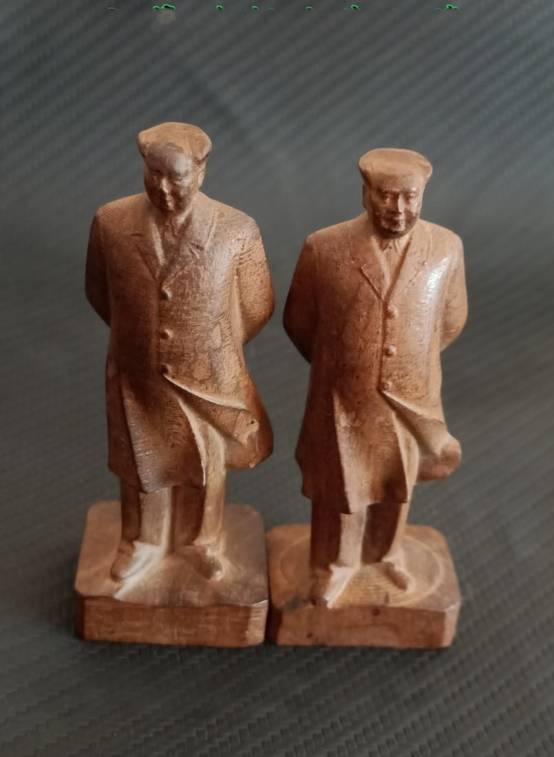 Redwood statues of great figures from the Cultural Revolution period: A well-preserved, exquisitely crafted rosewood statue of a great leader from the Cultural Revolution era. Contact for more information. A collector's item. Dimensions: 9.5 x 3.5 cm. Provenance:Private