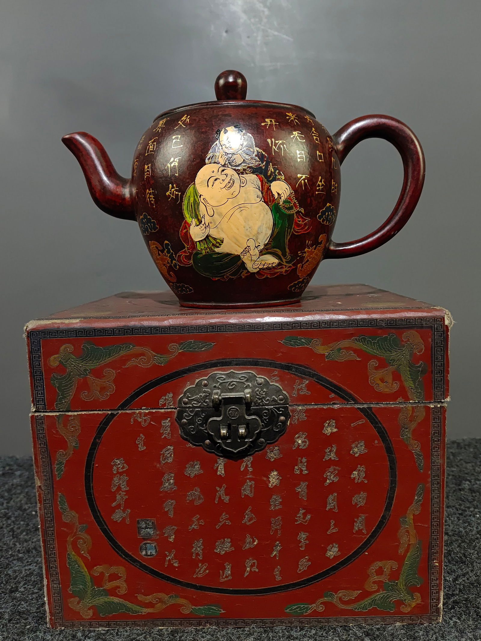 A set of antique lacquerware box and purple clay teapot from the Qianqing Palace collection. (1 of 9)