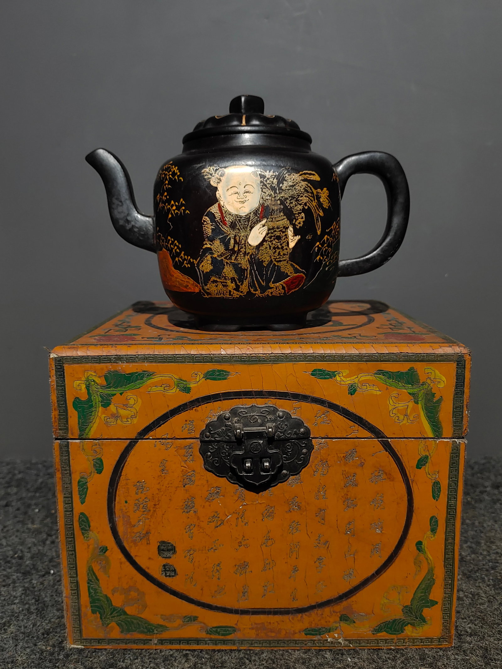 A set of antique lacquerware box and purple clay teapot from the Qianqing Palace collection. (1 of 9)