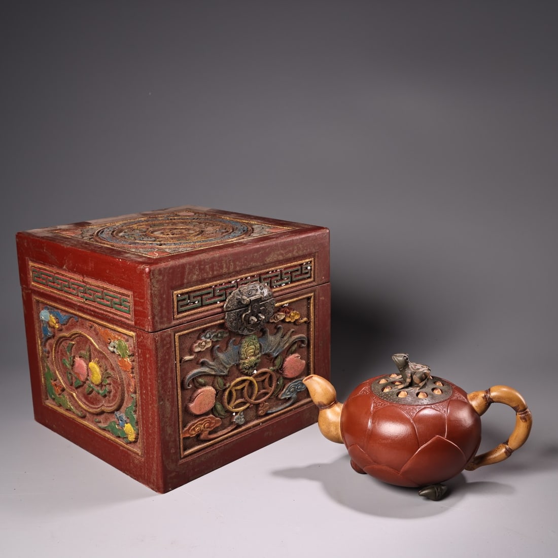 Rare and antique collection: A pure, handmade, original ore red clay Zisha teapot.: A rare, handcrafted, original ore red clay Zisha teapot from a rare collection. Exquisitely crafted with a beautiful shape and design. Comes with an antique wooden box. Weighs 400 grams, 12 cm high an