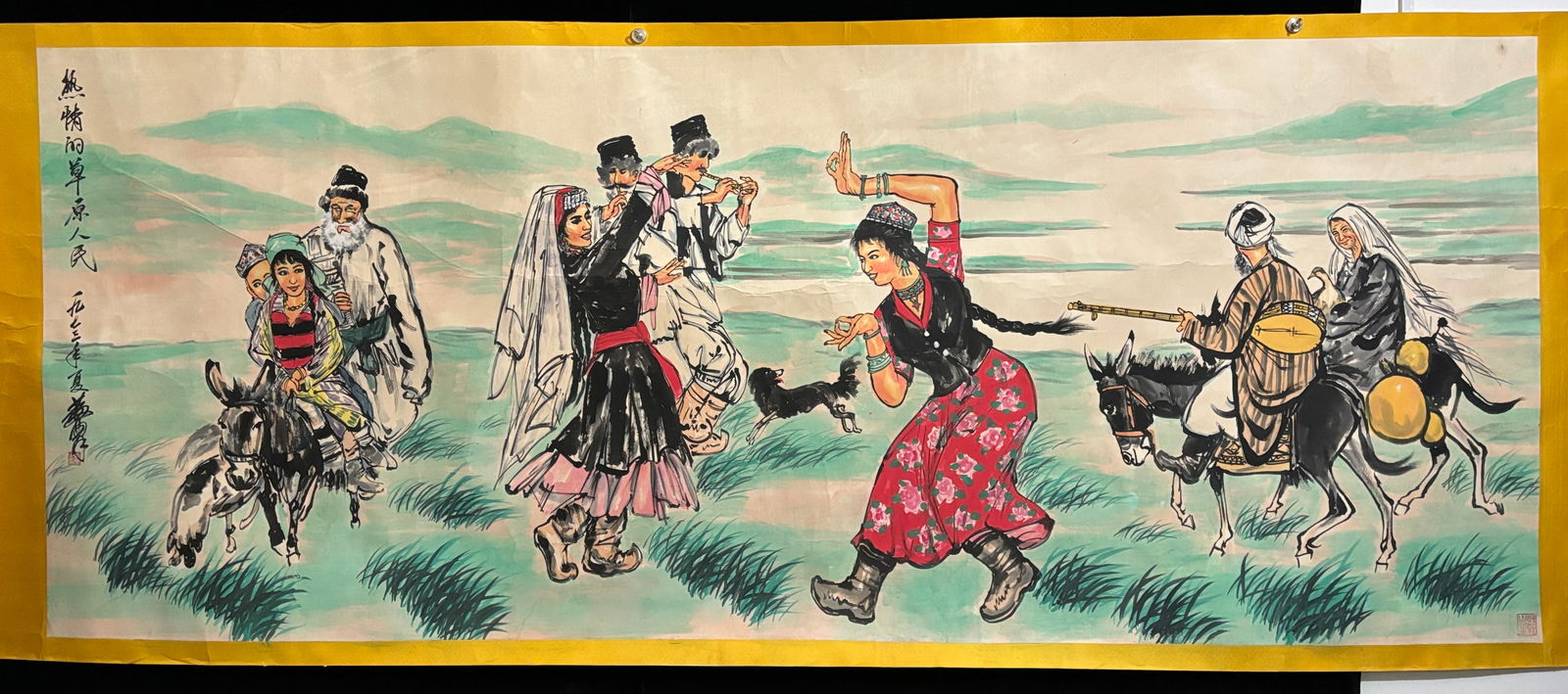 Huang Zhou's Ballad: (Huang Zhou's "Singing and Dancing") A large hand-painted scroll, twelve feet in length. Material: Thickened Xuan paper. Painting size: Approximately 400cm x 158cm. Painting core size: Approximately 3