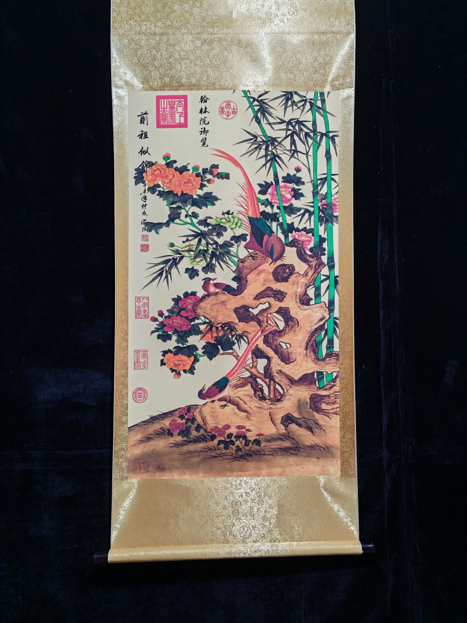 Shen Zhou has a bright future.: Four-foot hanging scroll with certificate and anti-counterfeiting features: "A Bright Future" by Shen Zhou. Material: Silk. Actual item photographed. Dimensions: Height 162cm, Width 68cm. Painting siz