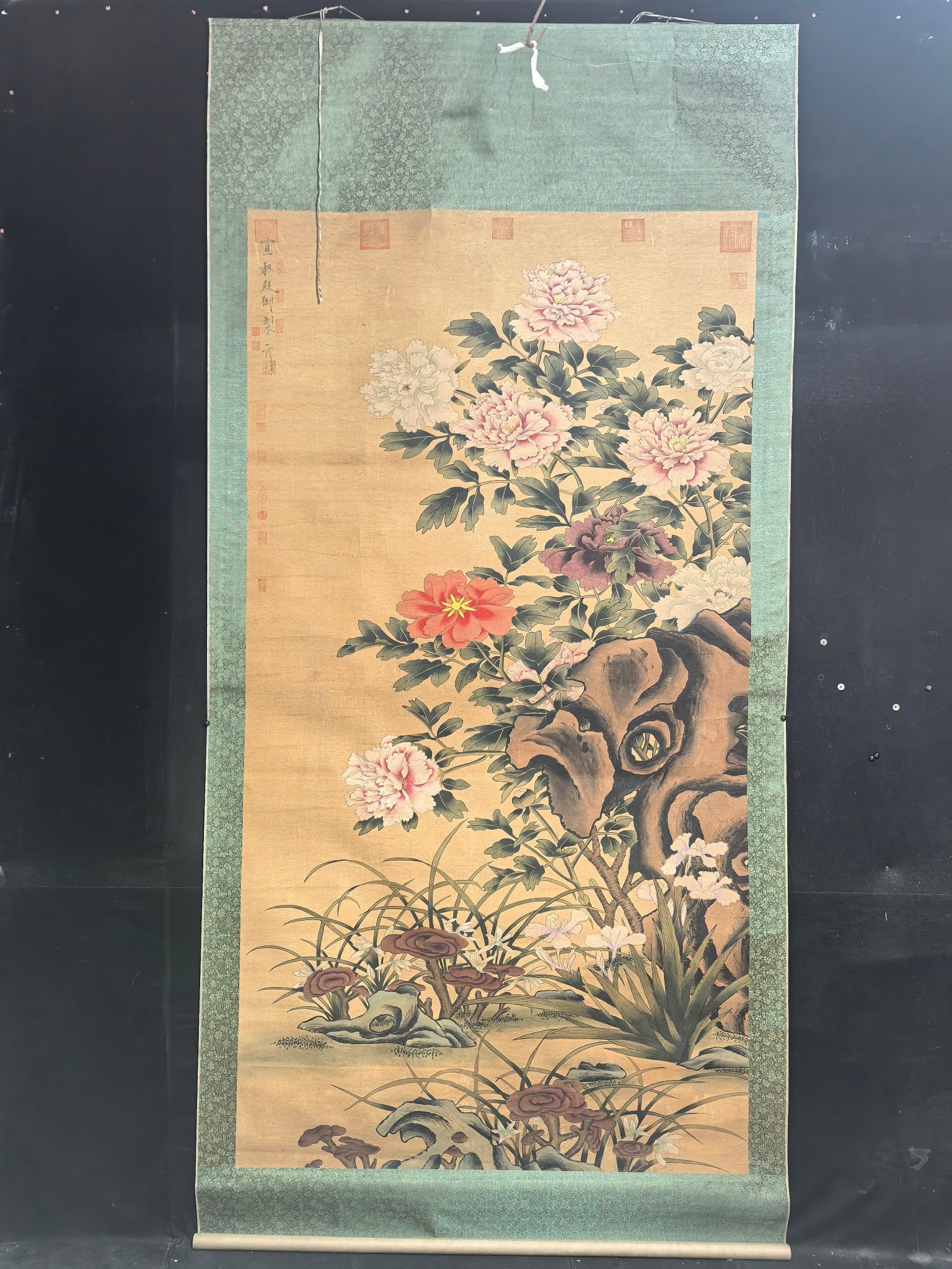 Zhao Mengfu's Flower and Bird Painting: Eight-foot hanging scroll painting, a hand-painted flower and bird painting by Zhao Mengfu of the Yuan Dynasty, made of silk. Actual photo of the mounted painting. Dimensions: Height x Width 305cm x 1