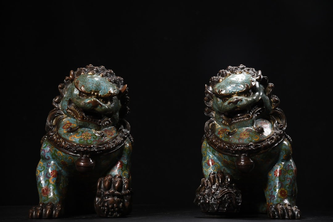 A pair of cloisonne lion gates: A pair of cloisonne lion statues, each measuring 28cm in height, 29cm in length, and 19cm in width, with a total weight of 16400g. Provenance:From an old private collection in Budapest, Hungary. Our c