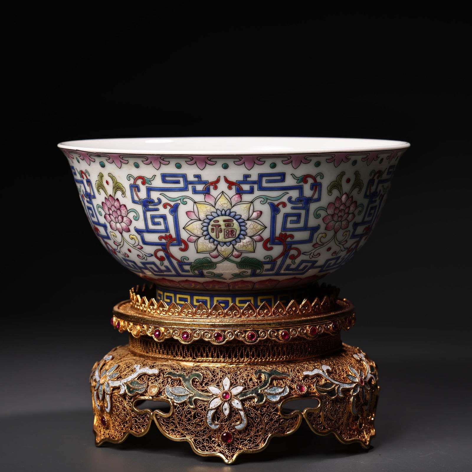 Rare antique collection: Hand-painted silver filigree base, famille rose enamel porcelain bowl: A rare and valuable piece from a collector's collection: a famille rose enamel porcelain bowl with a hand-painted silver filigree base. The painting is exquisite, and the shape is beautiful. It weighs