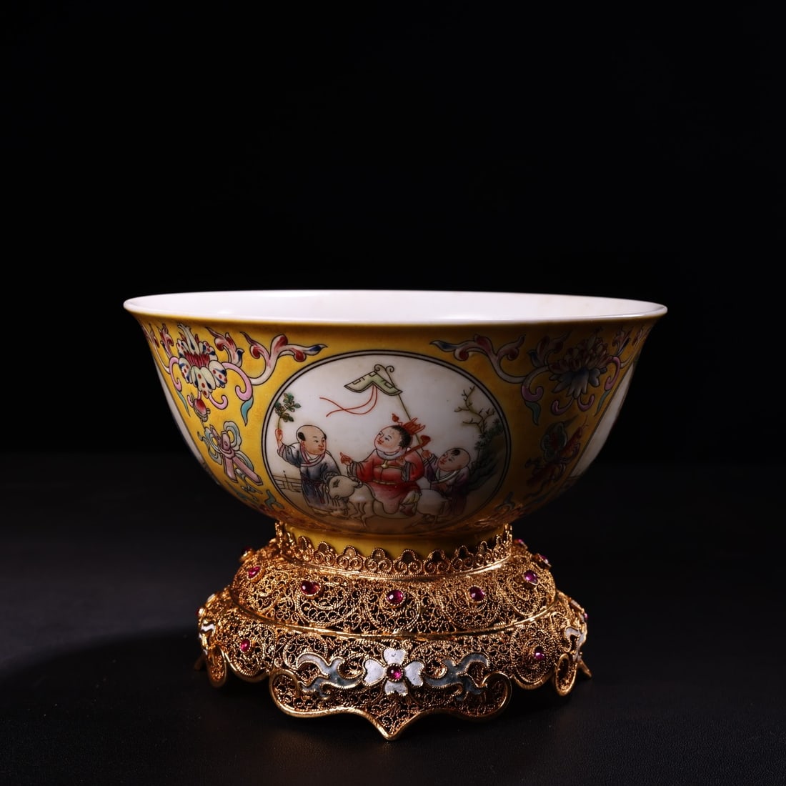 Rare Qing Dynasty Imperial Collection: Pure Silver Filigree Gilded Base Hand-painted Famille Rose: A rare and exquisite piece from the Qing Dynasty imperial collection, this bowl features a pure silver filigree and gilt base, and is hand-painted with famille rose enamel. The painting is superb, and