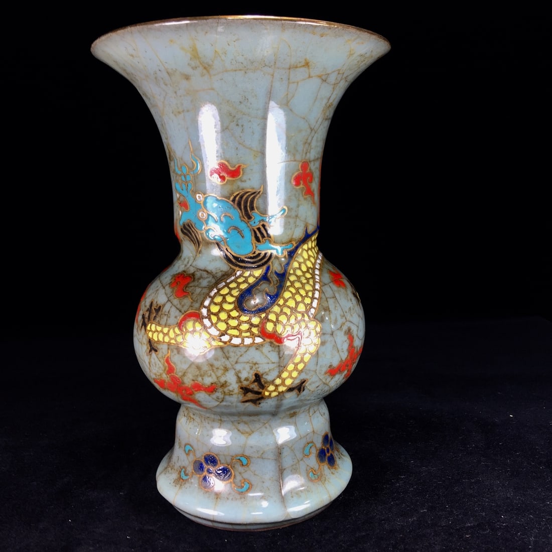 A Song Dynasty official kiln painted and gilded dragon-patterned vase with a patina that has been: Song Dynasty official kiln painted and gilt-gilt dragon-patterned vase with a rich patina, measuring 14 x 22.5 cm. Provenance:from a private collector in Luxembourg. Our cooperative logistics services