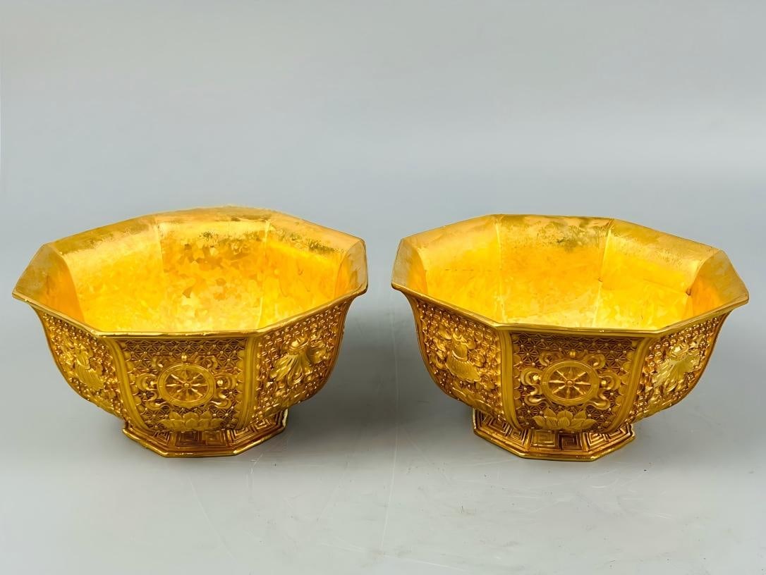 A pair of Qianlong gilded bowls (1 of 9)