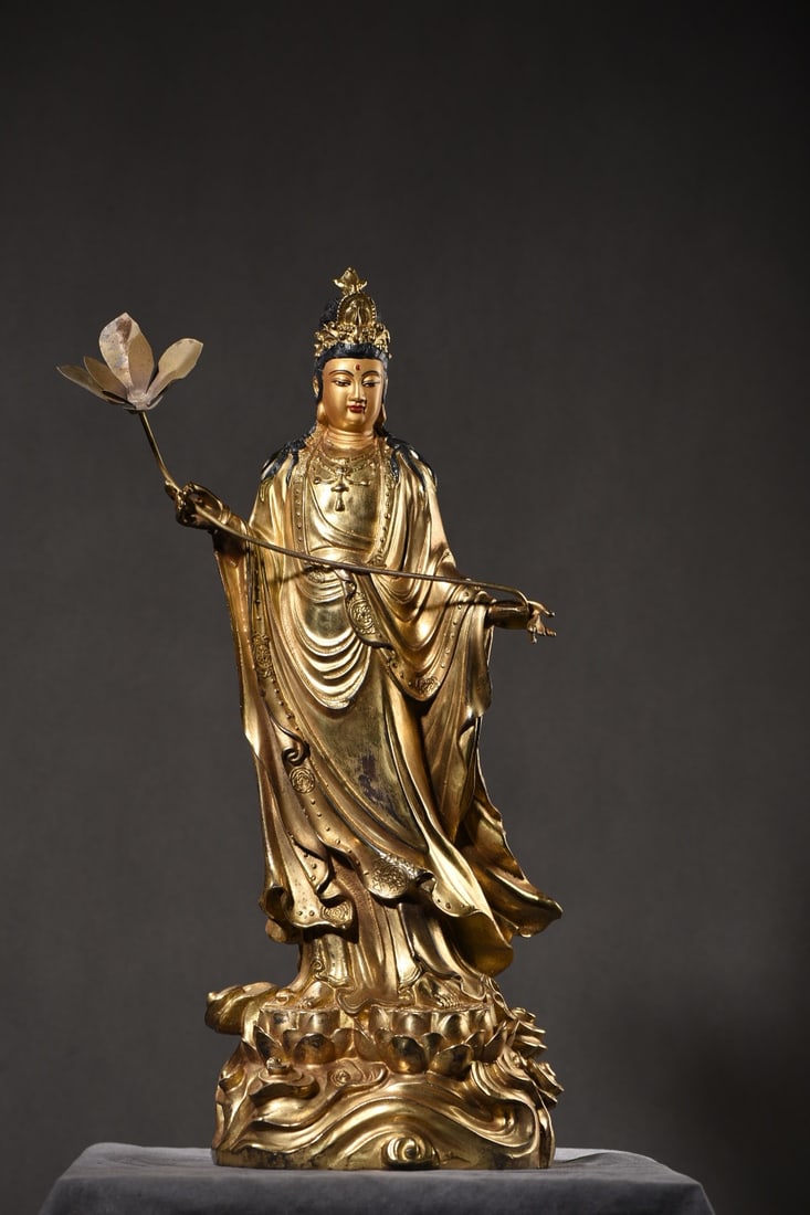 Gilt Bronze Guanyin Bodhisattva Statue: A gilt bronze Guanyin Bodhisattva statue, 47cm high, 20cm wide, 16cm thick, and weighing 5635 grams. Provenance:From a noted private collection in Aix-en-Provence, France. Our cooperative logistics se