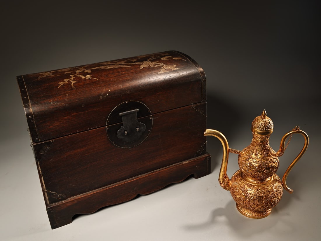 Rare antique collection: Pure copper high-relief engraved and gilded gourd-shaped wine pot: This is a rare, well-preserved pure copper gourd-shaped wine pot with high relief engraving and gilding. The craftsmanship is exquisite, the shape is beautiful, and it comes with an old wooden box. It