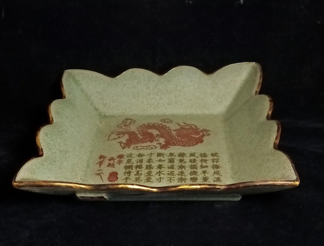 The old gold-rimmed brush washer has natural crackle patterns and exquisite carving. (1 of 9)