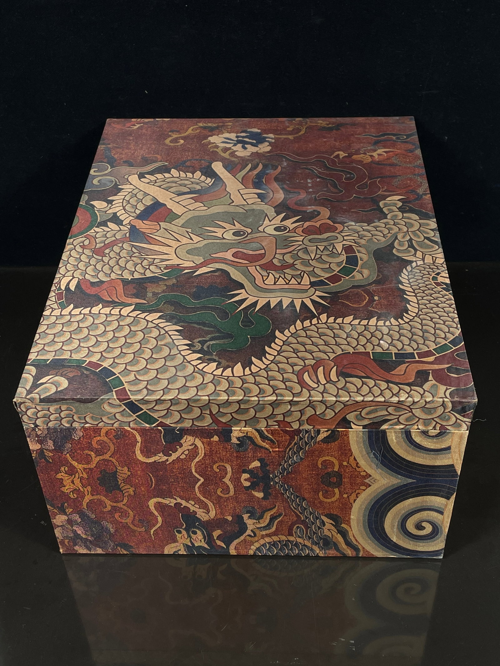 Collector's cloisonne enamel plate: A rare cloisonne enamel plate, with a certificate of authenticity. The porcelain is exquisite, and the piece is in excellent condition. A collector's item. 52x27x11cm, diameter 22cm, 3200g. Provenance