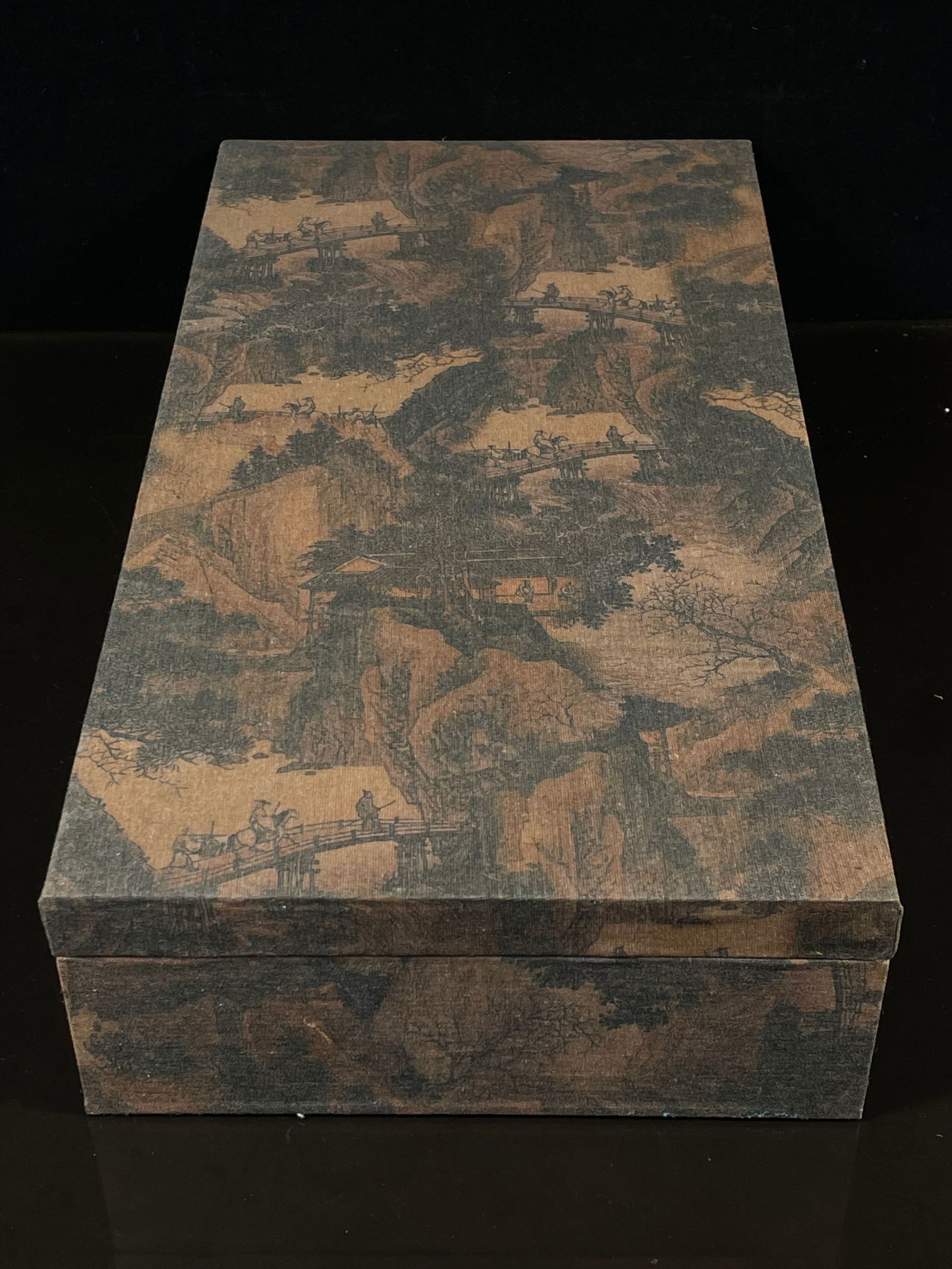 Old Collection of Pure Copper Cloisonne Enamel Guan Gong and God of Wealth Copper Body Cloisonne: A formerly owned pure copper cloisonne Guan Gong, the God of War and Wealth, is a copper-bodied cloisonne enamel ornament. Its imposing face and divine presence symbolize Guan Gong's power and prosper