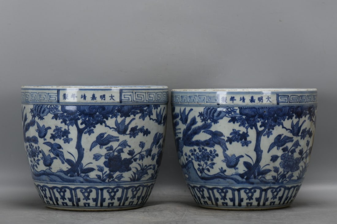 A pair of blue and white porcelain jars with a hundred birds paying homage to the phoenix, made (1 of 9)