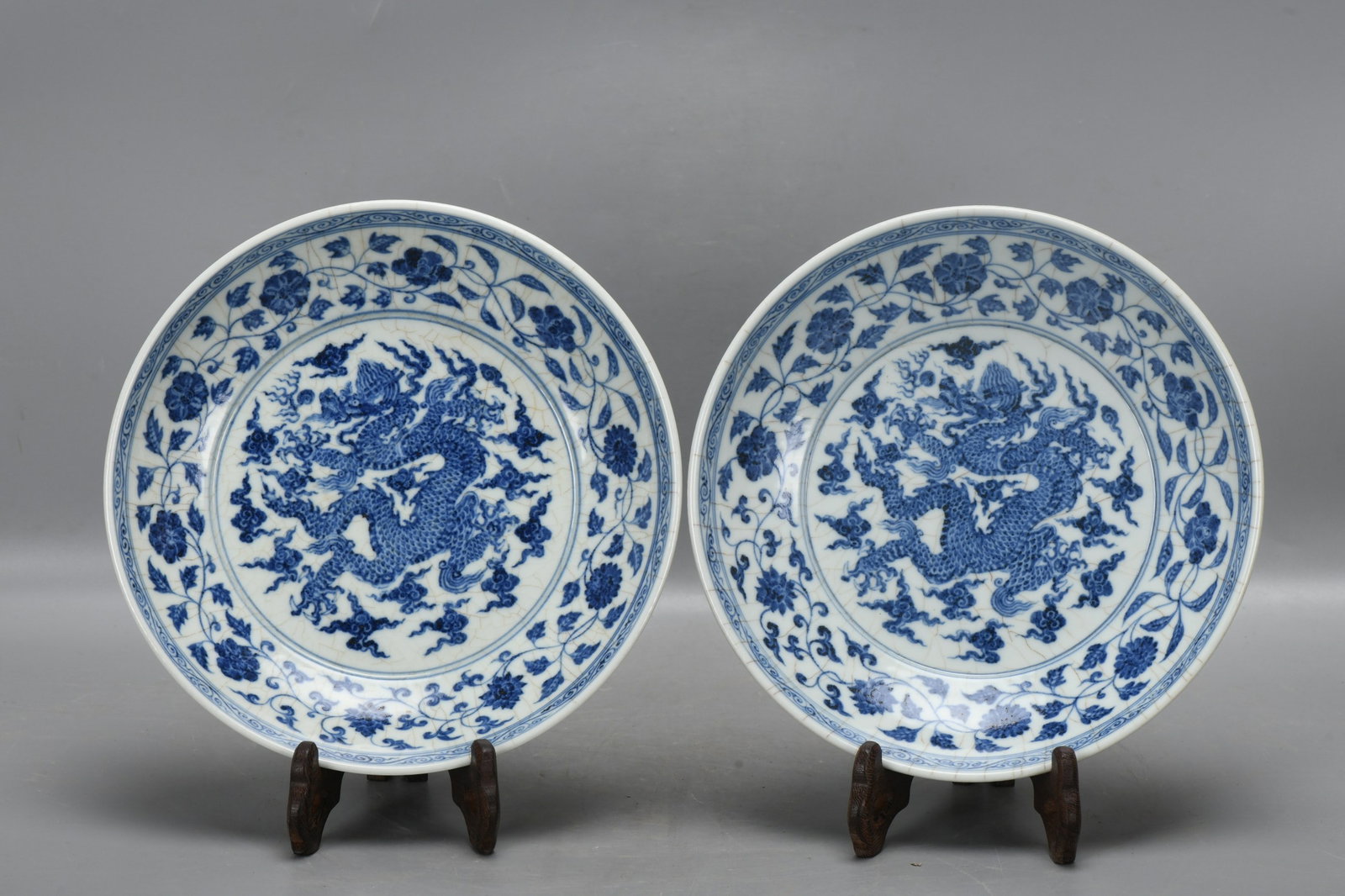 A pair of blue and white porcelain plates with lotus and dragon scroll design from the Xuande period (1 of 9)
