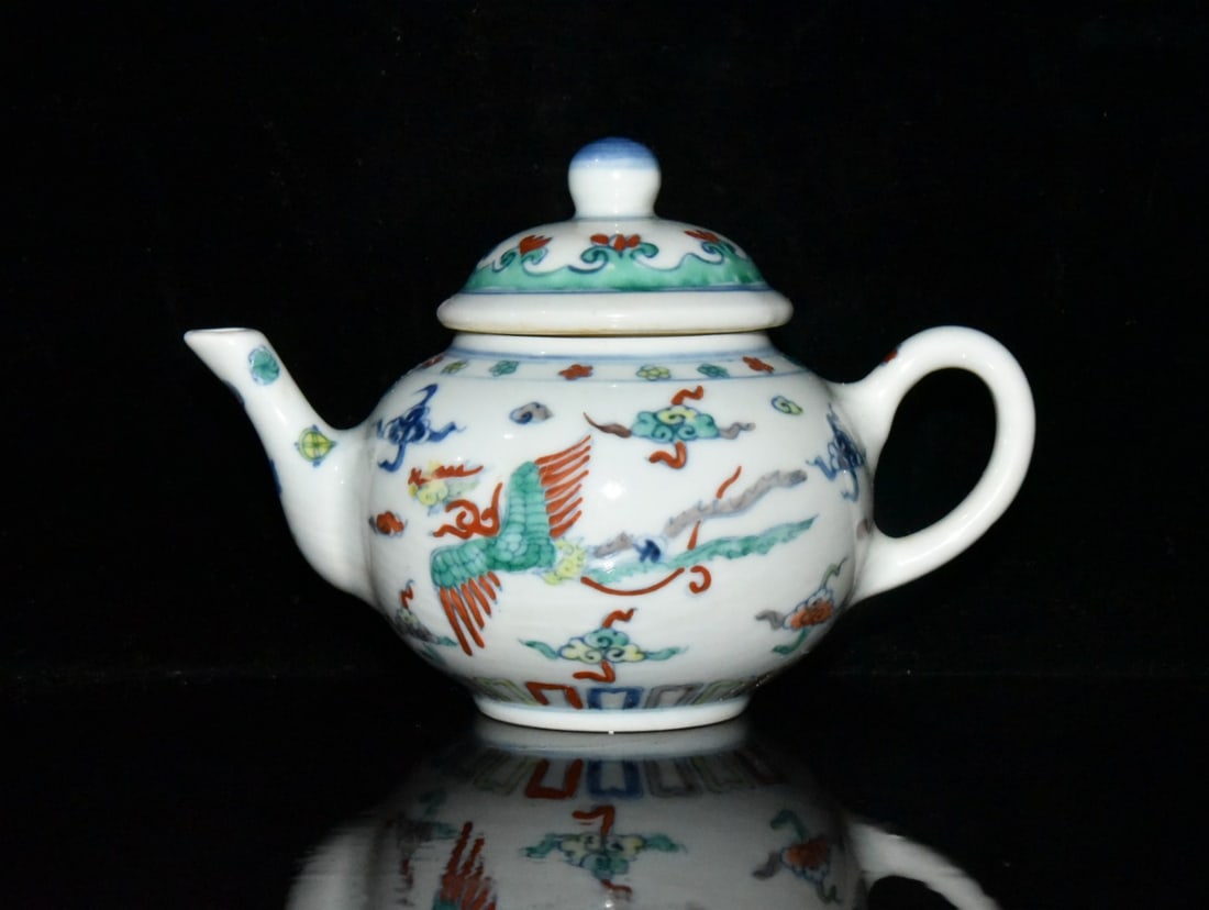 Chenghua Doucai Phoenix Pattern Pot from the Ming Dynasty (1 of 9)