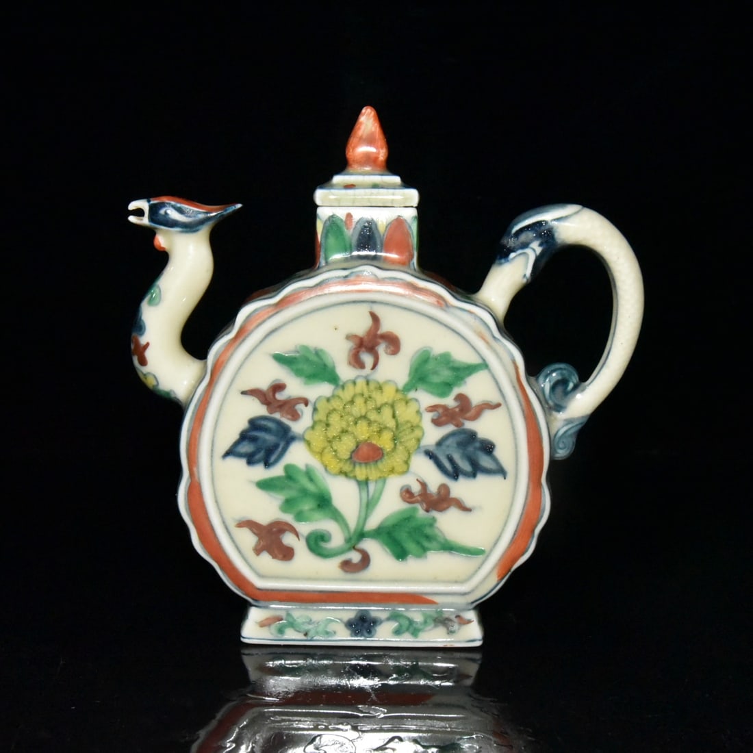 Chenghua period flat flask with crackled floral pattern from the Ming Dynasty: A flat flask with crackle floral design from the Chenghua period of the Ming Dynasty, measuring 14.5 x 14 x 3.5 cm. Provenance:From a noted private collection in Bavaria, Germany. Our cooperative logi