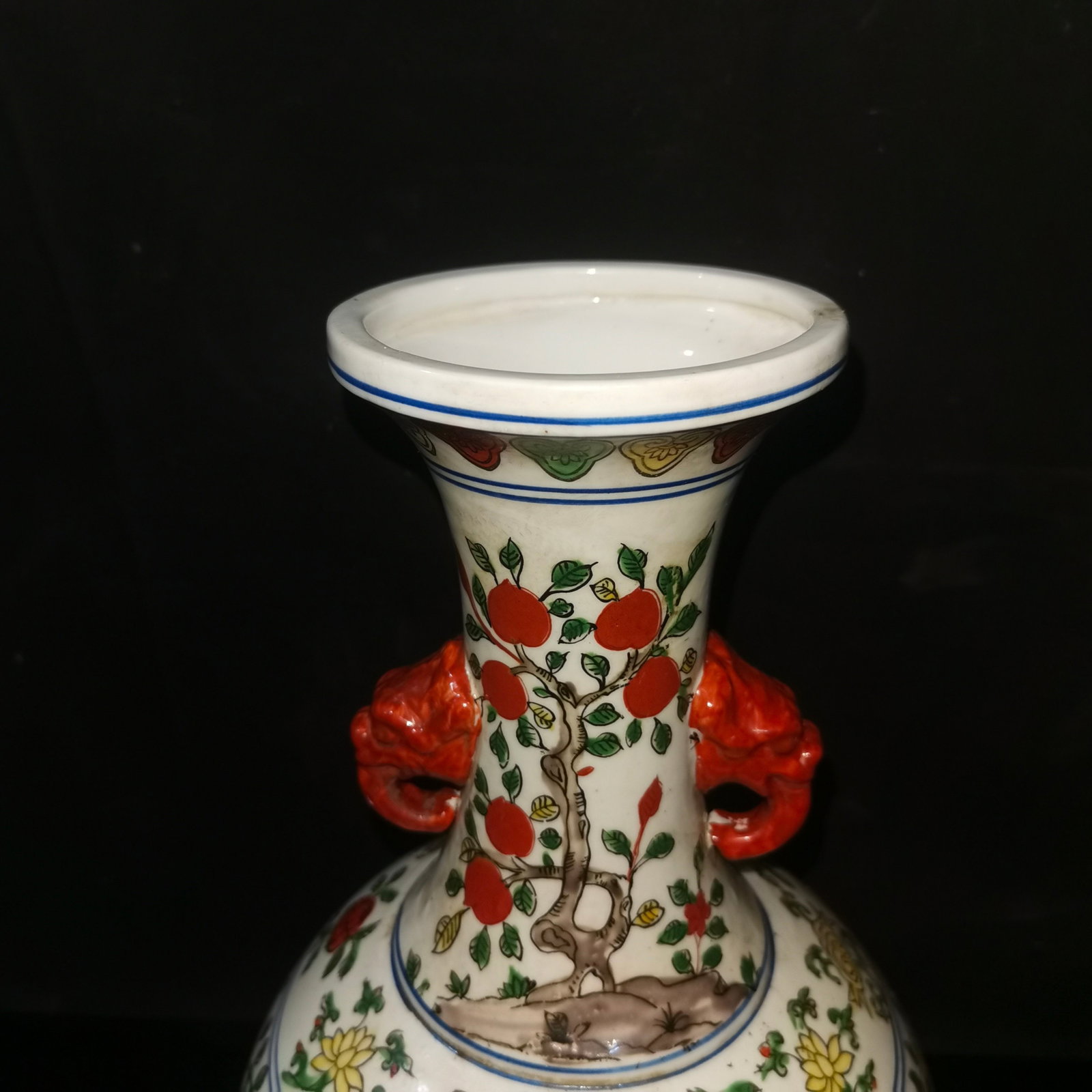 A pair of Ming Dynasty Doucai dragon and phoenix patterned vases - 4