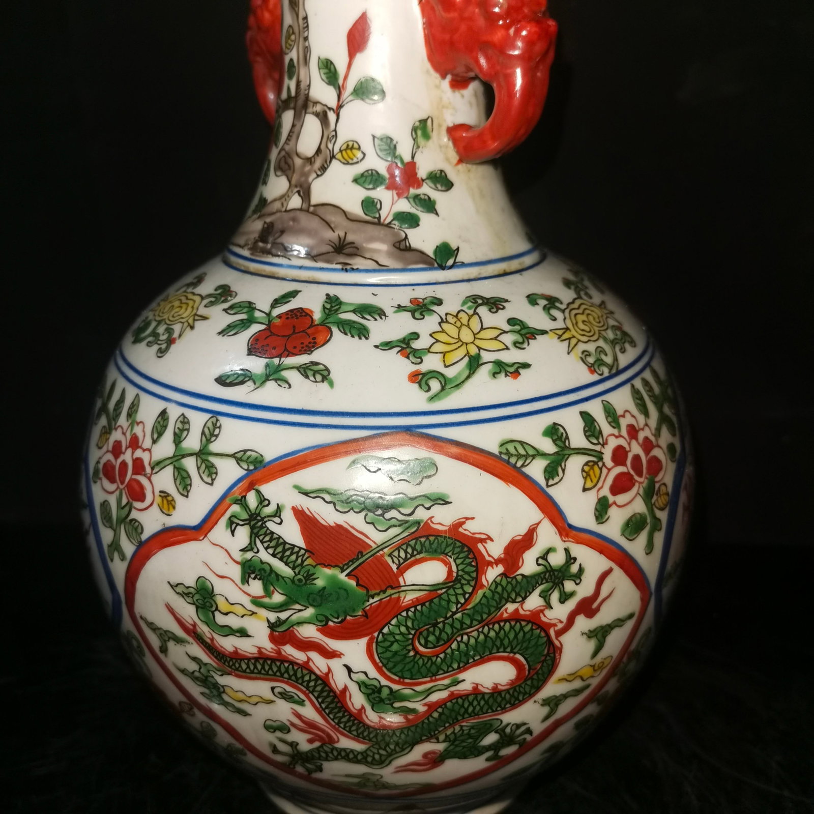 A pair of Ming Dynasty Doucai dragon and phoenix patterned vases - 6