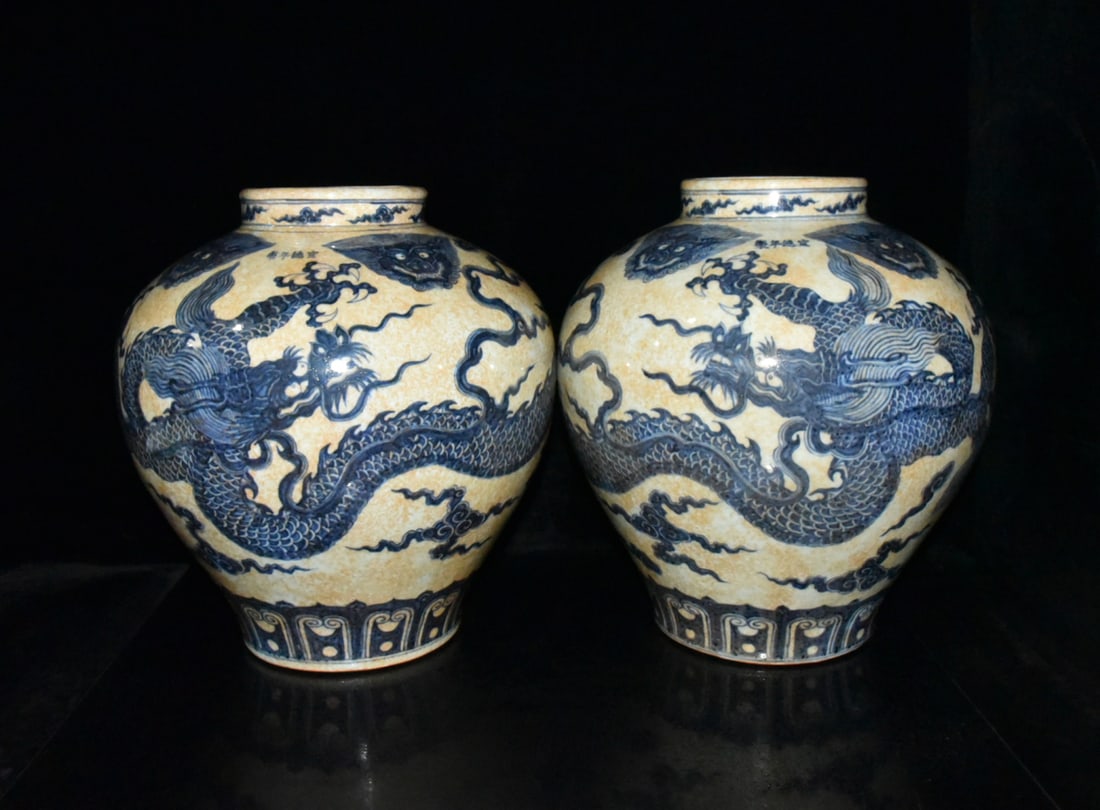 A pair of blue and white dragon-patterned jars from the Xuande period of the Ming Dynasty: A pair of blue and white dragon-patterned jars from the Xuande period of the Ming Dynasty, 34??31.5cm Provenance:From a private collection in Sussex, United Kingdom. Our cooperative logistics services