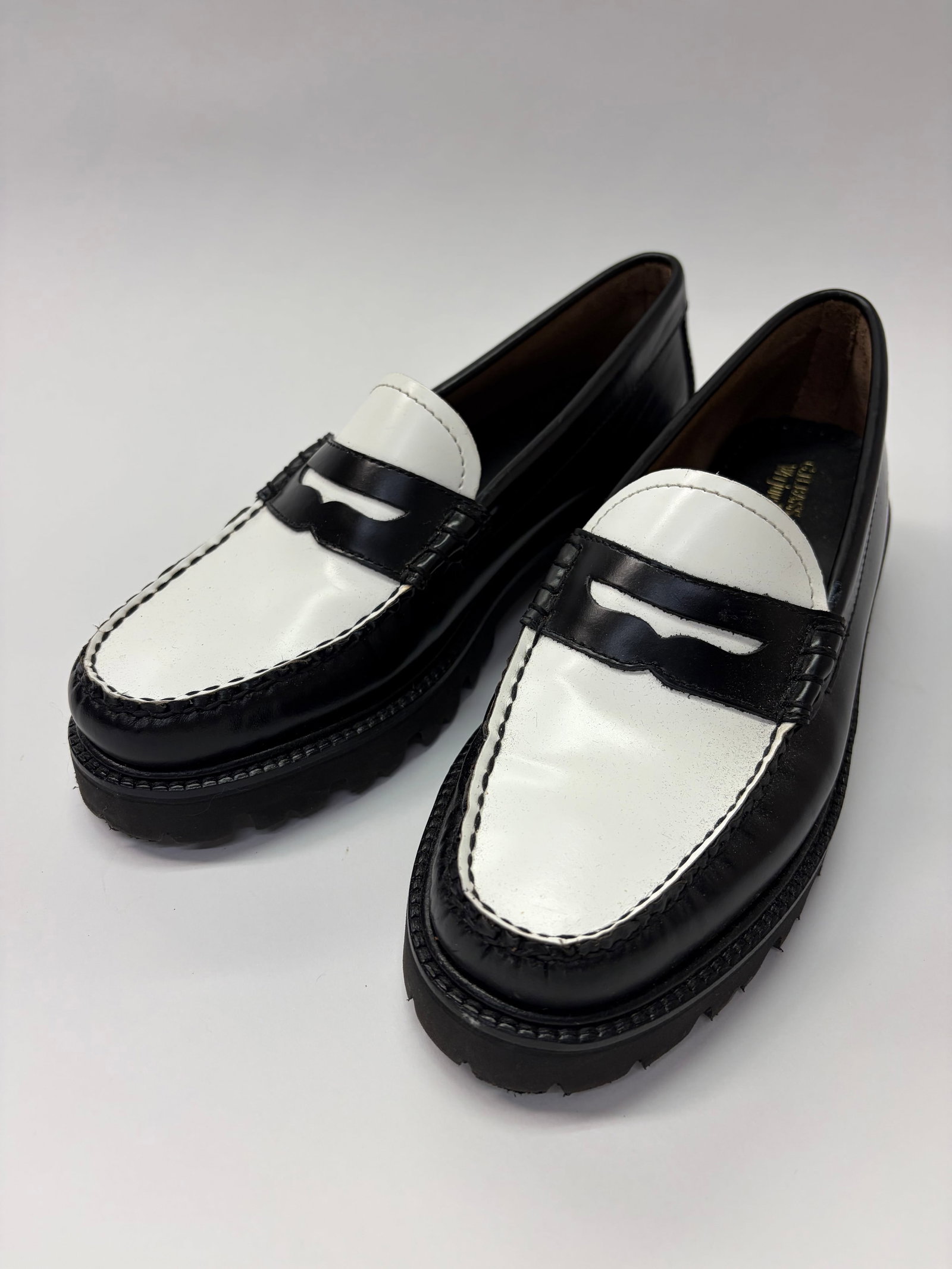 Pair of Women’s G.H. Bass Larson Weejuns: A pair of Bass Weejuns, two toned classic penny loafers.They have leather uppers and rubber outsoles. Size 9. Website suggests size down if between sizes.